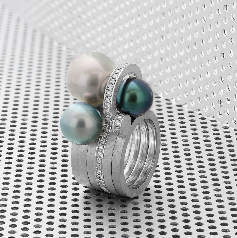 C_ signaturring med perler og brillanter - Platin