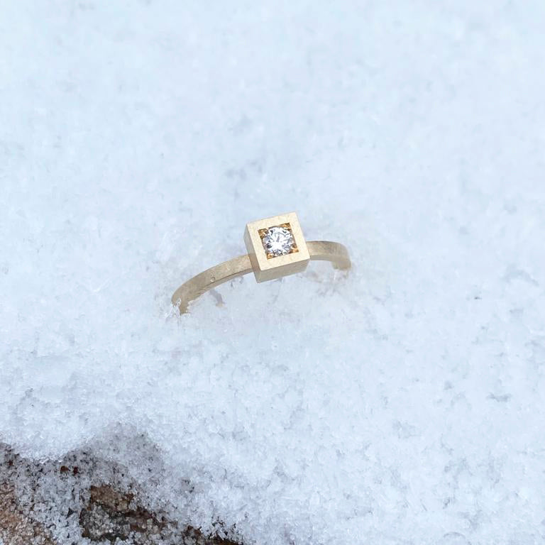 Square ring med hvid brillant (large) - Gult guld