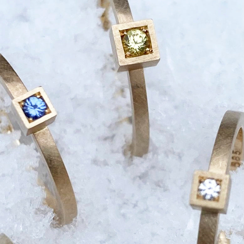 Square ring med blå safir (small) - Gult guld