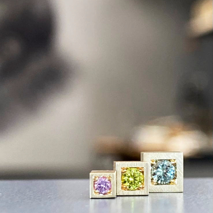 Square mini ørestik med pink safir - Gult guld