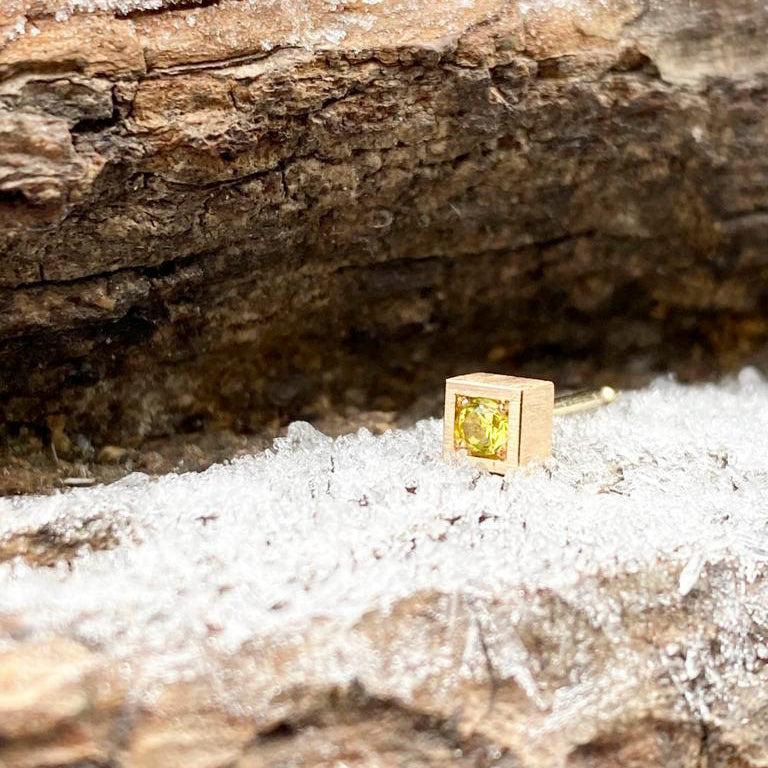 Square 01 Medium ørestik med gul Madagascar safir - Gult guld