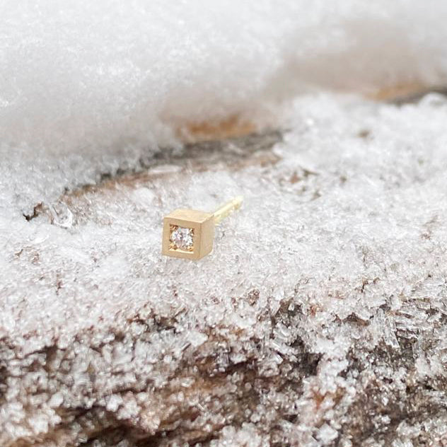 Square 01 Small ørestik med hvid brillant - Gult guld
